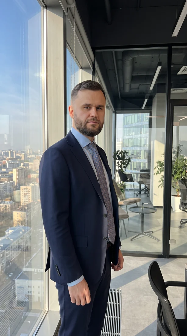 Результат: человек у панорамного окна офиса