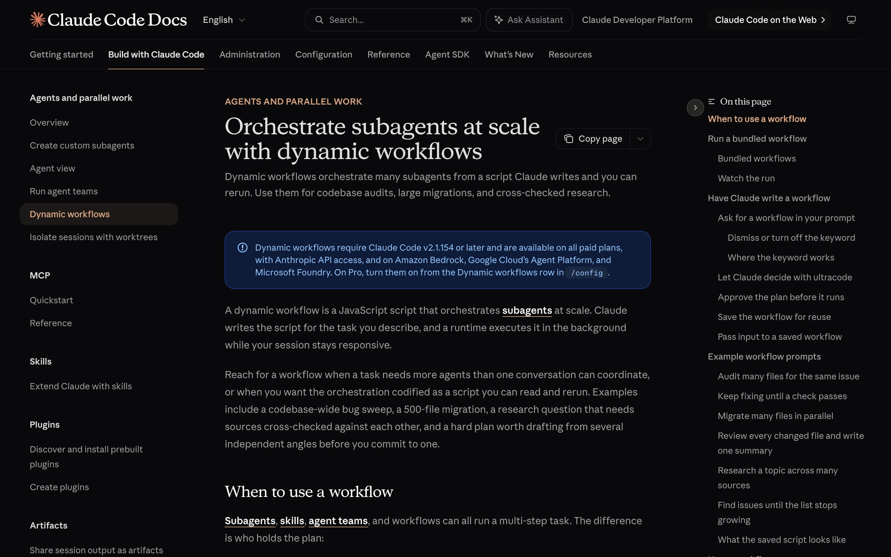 Официальная документация Claude Code про dynamic workflows: требование версии v2.1.154 и пункт Let Claude decide with ultracode